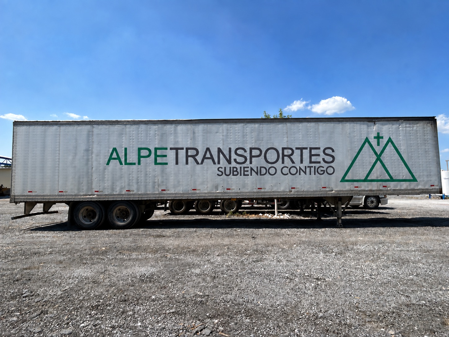 Remolque caja seca con el logotipo de ALPE Transportes